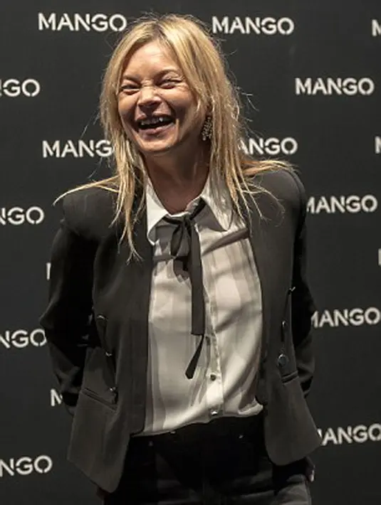 Supermodel asal Inggris, Kate Moss, mengalami perubahan fisik yang jelas ketika berusia 41 tahun. Kate yang terkenal dengan bibir indahnya kini terlihat lebih tipis. (via dailymail.co.uk)