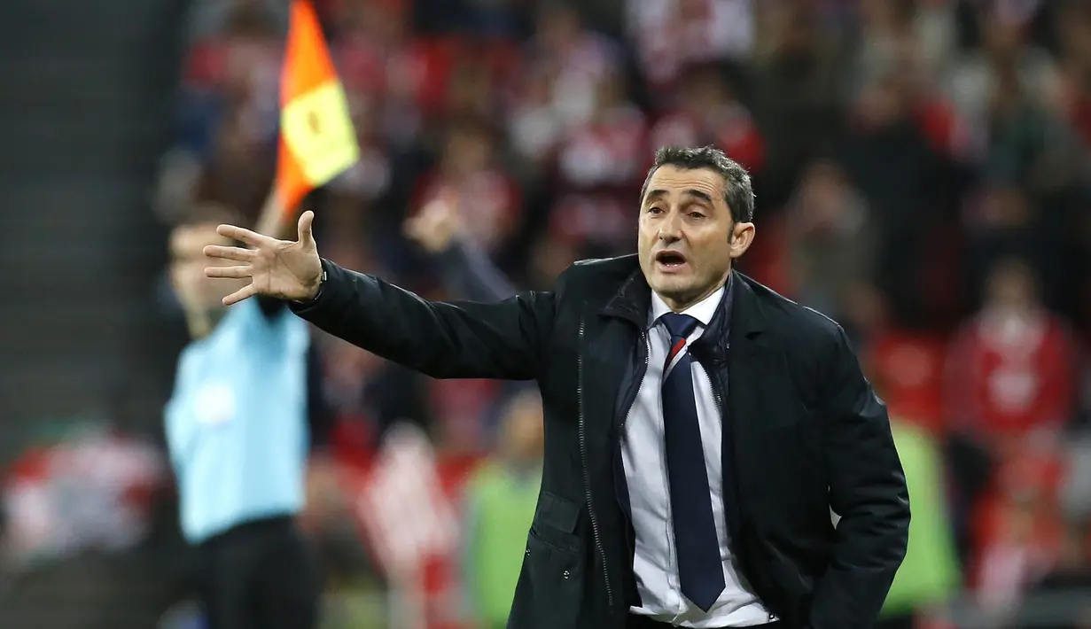 Pelatih Athletic Bilbao, Ernesto Valverde, memberikan arahan saat laga lanjutan La Liga melawan Sporting Gijon di Stadion San Memes (29/01/2017). Ernesto Valverde dikabarkan menjadi suksesor Luis Enrique di Barcelona. (EPA/Luis Tejido)