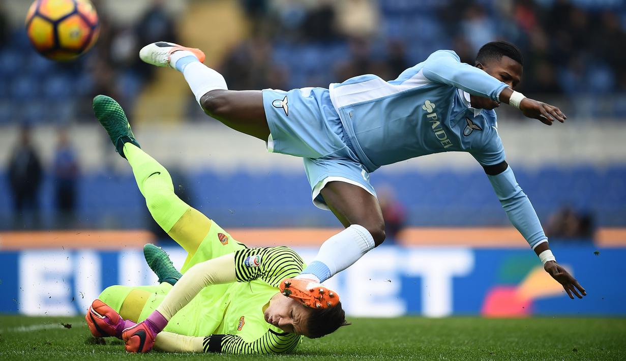 Pemain Lazio, Balde Diao Keita menginjak kepala kiper AS Roma, Wojciech Szczesny saat berebut bola pada laga Derby della Capitale di Olympic Stadium, Roma, Italia, (4/12/2016). AS Roma menang 2-0.  (AFP/Filippo Monteforte)
