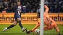 Pemain PSG, Kylian Mbappe mencetak golnya ke gawang Marseille bersama Lionel Messi pada laga lanjutan Liga Prancis 2022/2023 yang berlangsung di Velodrome Stadium, Jakarta, Senin (27/02/2023) dini hari WIB. Les Parisiens menang dengan skor 3-0.