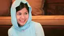 Annisa Pohan tersenyum saat mengikuti pengajian pernikahan 7 Juli 2005. no make-up make-up kayaknya prinsip saya dulu yaaaa walau acara special teteup make-up sendiri untung acara-acara lain ada perias pengantin, itu pun Bunda dan Memo yg pilihkan dan siapkan. (Instagram/annisayudhoyo)