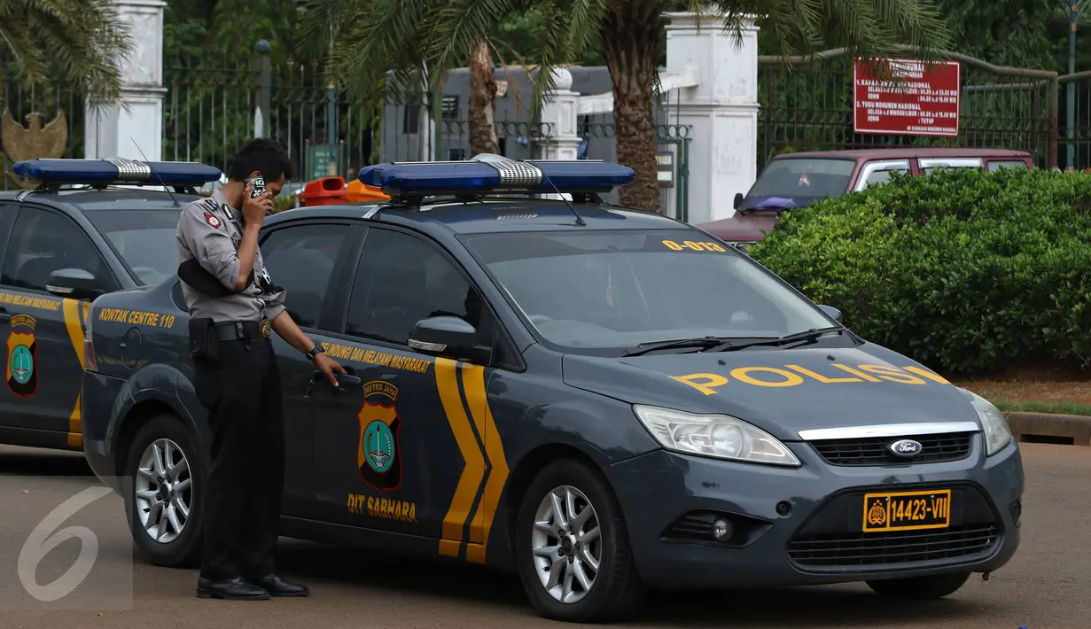 Petugas terlihat berjaga di sekitar Istana Negara, Jakarta, Selasa (24/11). Aktivitas serta lalu lintas di sekitar Istana masih terlihat sepi dan kondusif meskipun kawasan itu biasa menjadi tempat aksi mogok buruh. (Liputan6.com/Immanuel Antonius)