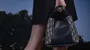 Tersedia dalam dua ukuran, kecil dan sedang, tas ini hadir dalam versi dua material yang menggabungkan kanvas ikonik Dior Oblique dengan sisipan kulit, atau dalam versi kulit bertekstur satu warna. [Dok/Dior].