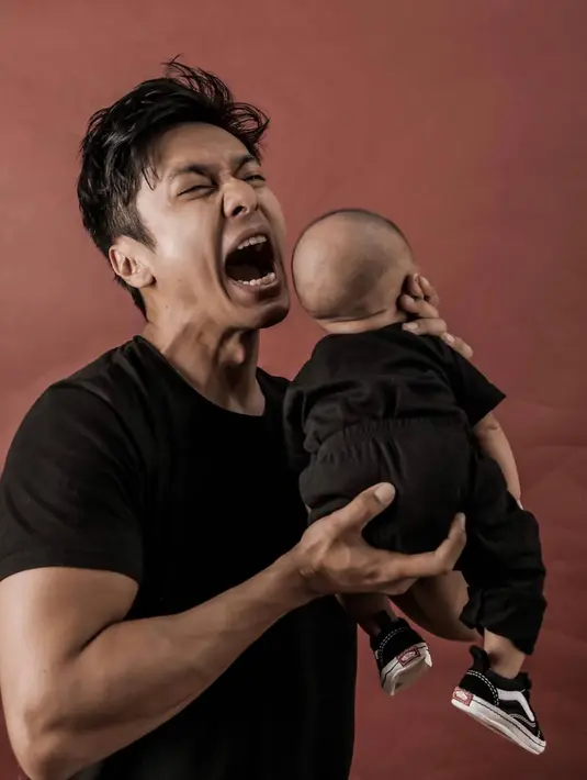 Menikah sejak 18 Januari 2020 di Green Andara Family Club, Depok, Jawa Barat, selama membina rumah tangganya keduanya pun kerap terlihat harmonis. Dalam berbagai kesempatan, pasangan ini memang kerap menjalani pemotretan bersama. (Liputan6.com/IG/@rezcasyam)