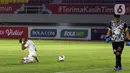 Ekspresi pemain PSM Makassar, Abdul Rahman (kiri) usai gagal menjebol gawang Persija Jakarta dalam pertandingan babak adu penalti semifinal leg kedua Piala Menpora 2021 di Stadion Manahan, Solo, Minggu (18/4/2021). (Bola.com/Ikhwan Yanuar)