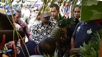 Menteri Pertanian Syahrul Yasin Limpo melihat hasil panen nanas dari binaan PT Pupuk Kujang.