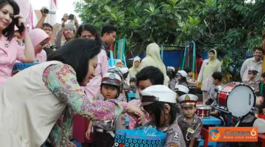 Citizen6, Bandung: Sementara itu, ketika berkunjung ke TK Kartika XIX, Ny. Lia M.Munir disambut dengan Kreatifitas Siswa berupa Baca Puisi, Menyanyi, Drum Band, Angklung, dan berbagai Tarian lainnya termasuk Tari Jaipong. (Pengirim: Pendam3) 