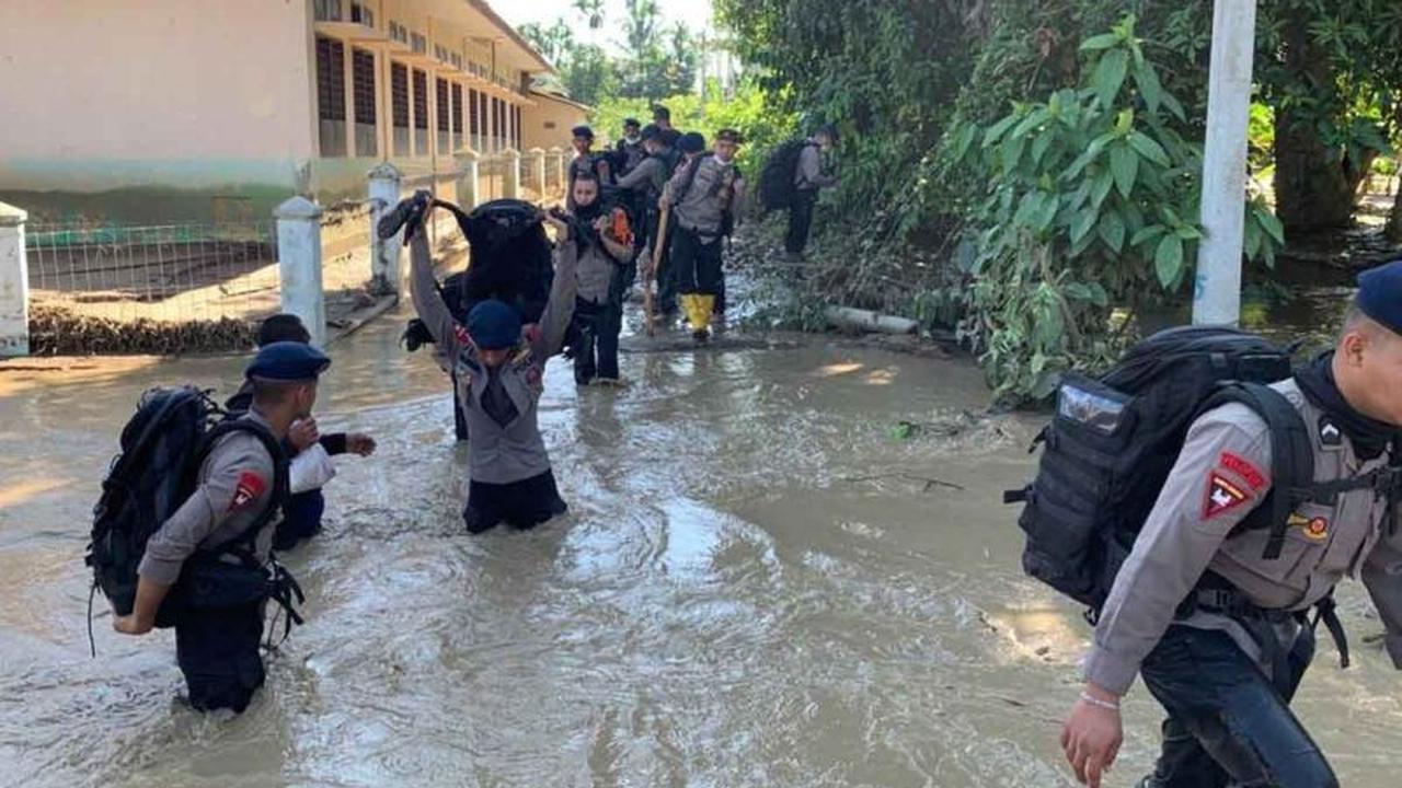 Brimob Polda Aceh Terobos Medan Sulit, Salurkan Logistik Banjir di Pidie Jaya