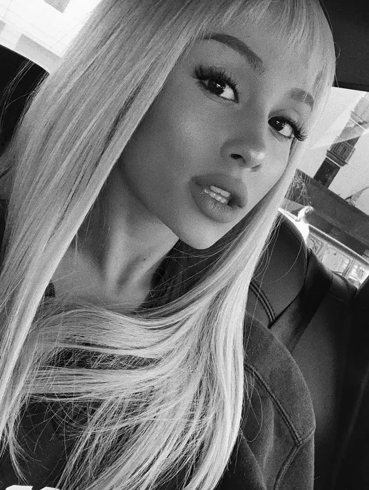 Bukan hanya itu, ia pun mengenakan makeup yang sama sekali berbeda dari biasanya. (instagram/arianagrande)