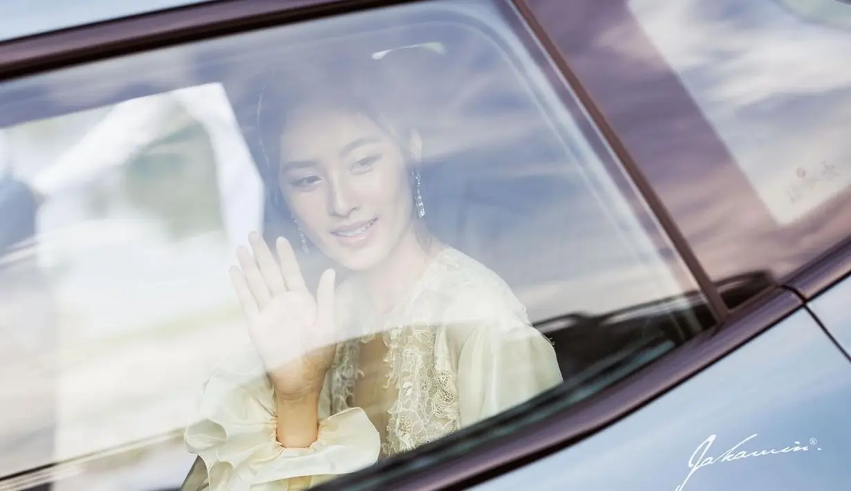 Dalam sesi makan siang, Nong Poy menjamu para tamu undangan dengan sajian tradisional Thailand [@poydtreechada]