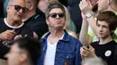 Mantan personil band Oasis, Noel Gallagher, tampak serius saat menyaksikan langsung pertandingan antara Manchester City vs Fulham pada laga pekan ke-37 Premier League di Craven Cottage, Sabtu (11/5/2024). (AP Photo/Kirsty Wigglesworth)