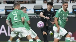 Pemain Tottenham Hotspur, Son Heung-min berusaha melepaskan tembakan di antara para pemain Newcastle dalam laga persahabatan yang berlangsung di Seoul World Cup Stadium, Seoul, Korea Selatan, Minggu (03/08/2025) waktu setempat. (AP Photo/Ahn Young-joon)
