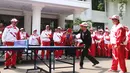 Presiden Joko Widodo (Jokowi) berpasangan dengan Ketua Umum KOI Erick Thohir saat bermain tenis meja usai melepas kontingen Indonesia ke SEA Games XXIX Malaysia di Kompleks Istana Kepresidenan, Jakarta, Senin (7/8). (Liputan6.com/Angga Yuniar)