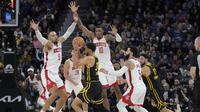 Stephen Curry mencoba menerobos kawalan pemain Rockets pada lanjutan NBA 2023/2024 (AP)