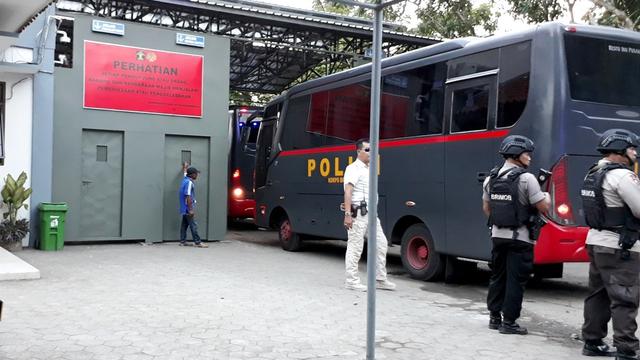Bus pembawa napi teroris dari Mako Brimob dipindah ke Nusakambangan tiba di Dermaga Wijayapura, Cilacap. (Foto: Liputan6.com/Muhamad Ridlo)