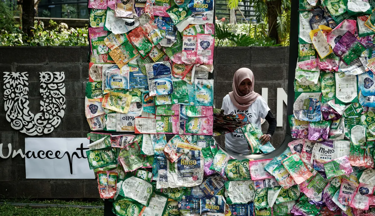 Dalam catatan Greenpeace, Unilever menjadi salah satu penyumbang sampah plastik terbesar di Indonesia, dengan memproduksi 1.700 sachet plastik per detik. (Yasuyoshi CHIBA/AFP)