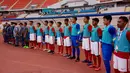 Para pemain dan official Timnas Indonesia U-16 menyanyikan lagu Indonesia Raya sebelum melawan Timor Leste pada laga grup G Piala AFC U-16 di Stadion Rajamangala, Bangkok, Senin (18/9/2017). Timnas Indonesia U-16 menang 3-1. (Bola.com/PSSI)