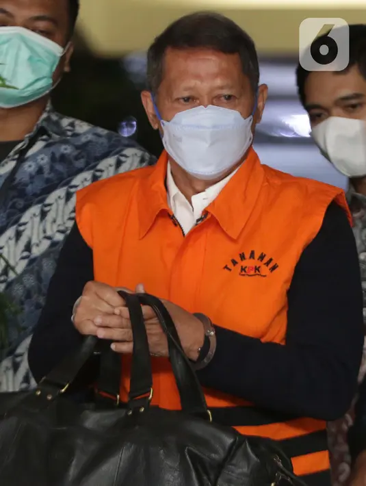 Mantan Dirut PT Pelindo II (Persero) Richard Joost Lino mengenakan rompi tahanan usai diperiksa di gedung KPK, Jakarta, Jumat (26/3/2021). RJ Lino ditetapkan sebagai tersangka pada Desember 2015 lalu dalam dugaan korupsi pengadaan tiga unit Quay Container Crane. (Liputan6.com/Helmi Fithriansyah)