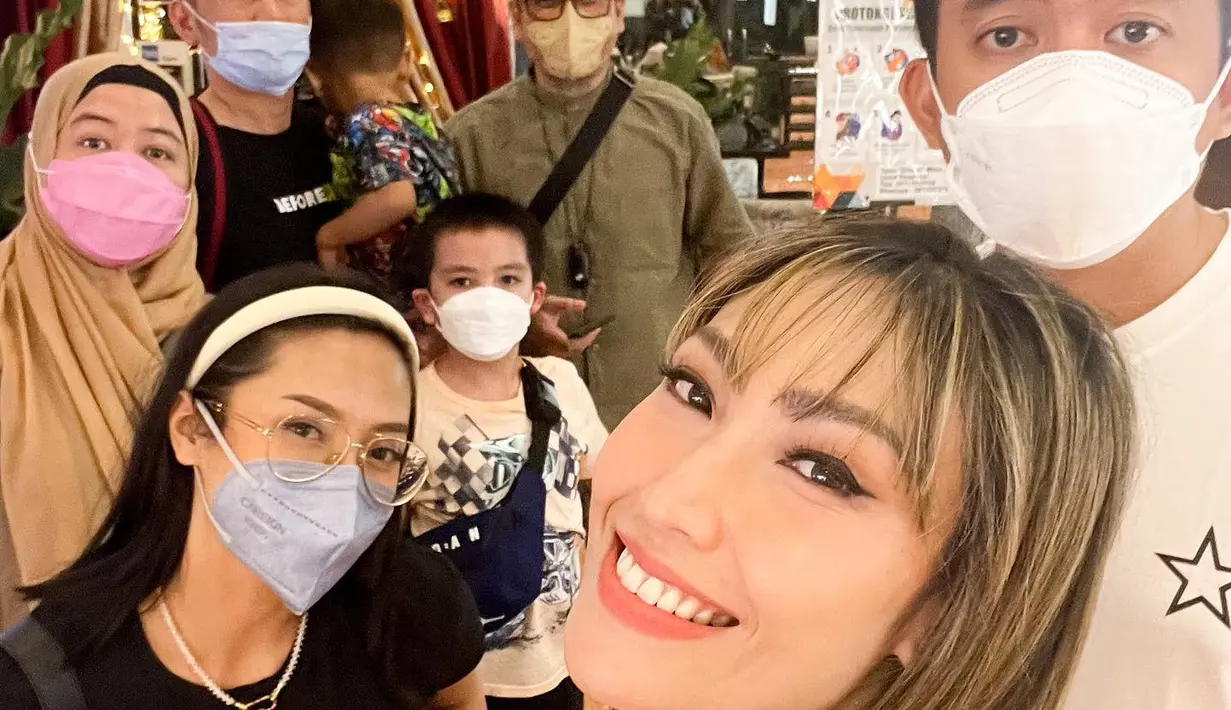 Tak ada yang lebih serasi dengan cara sederhana namun tetap stylish selain memakai kaus putih yang klasik dan bergaya. (Foto: Instagram @mrsayudewi)