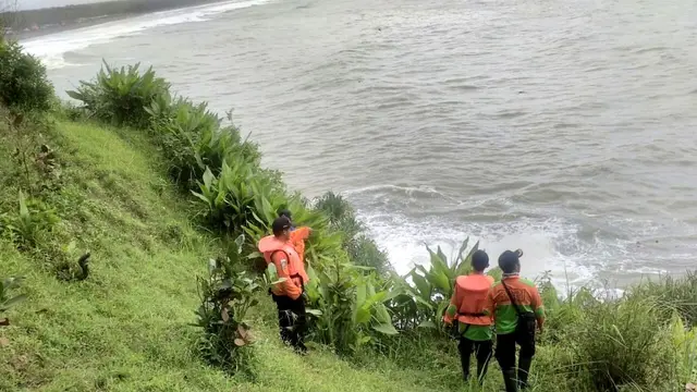 Lantaran ombak tinggi, pencarian hanya dilakukan dengan penyisiran pantai dan tebing karang. (Foto: Liputan6.com/Muhamad Ridlo/Basarnas)