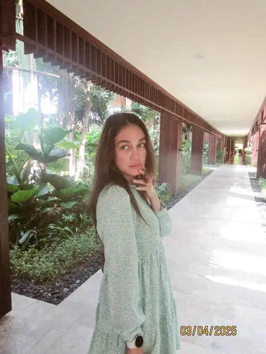 Kabar pernikahan Luna Maya dan Maxime Bouttier semakin santer terdengar. [@lunamaya].