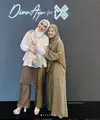 Keduanya tampil senada dengan nuansa hijau. Dian kenakan outfit layerung sedangnkan Natasha kenakan gamis hijau yang stylish. [Foto: Instagram/ Natasha Rizky]