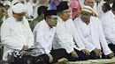 Wapres Jusuf Kalla (kedua kanan) berbincang dengan Menaker Hanif Dhakiri (kedua kiri) ketika menghadiri zikir dan tausiah akbar di Masjid Istiqlal, Jakarta, Rabu (14/10). Kegiatan itu dalam rangka Tahun Baru Islam 1437 H. (Liputan6.com/Immanuel Antonius)