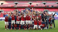 Pemain Arsenal merayakan kemenangan 2-1 atas Chelsea pada final Piala FA 2019/2020 di Stadion Wembley, Sabtu (1/8/2020). (AFP/Catherine Ivill)