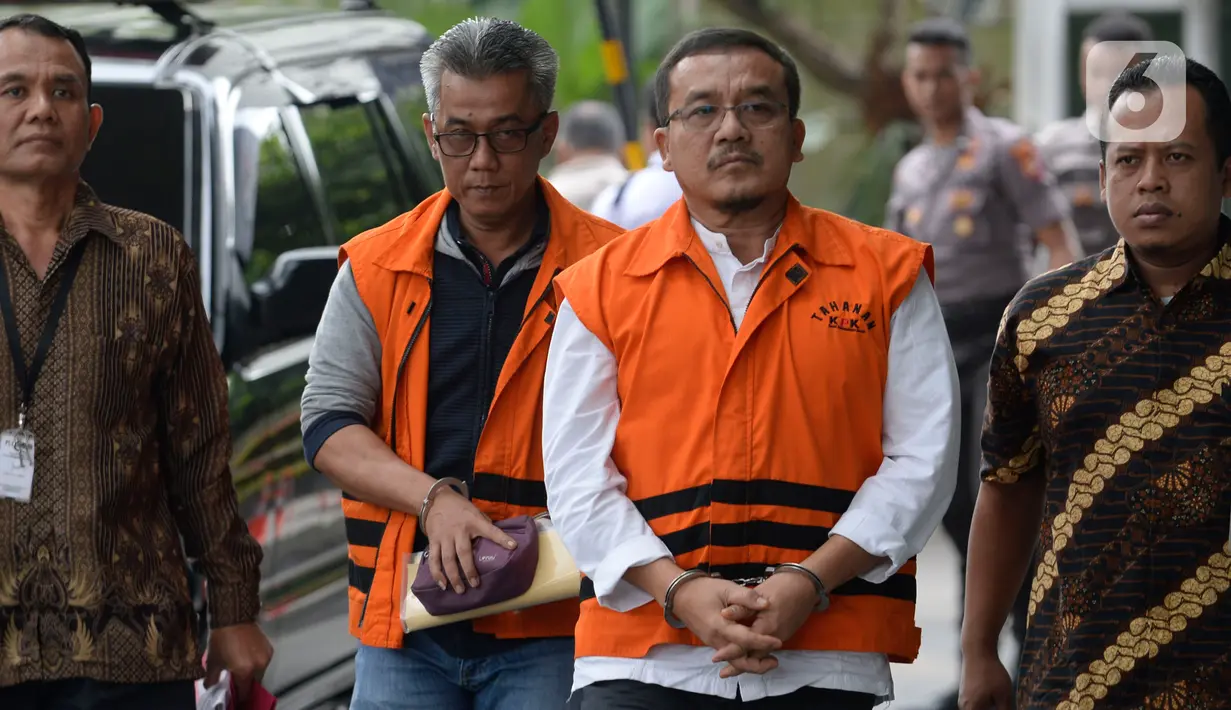 Kabid Jalan di Dinas PUPR Kabupaten Indramayu, Wempy Triyono (kedua kiri) dan Kadis PUPR Pemkab Indramayu, Omarsyah tiba di Gedung KPK, Jakarta, Jumat (31/1/2020). Kedua tersangka diperiksa dalam kasus suap terkait pengaturan proyek di lingkungan Pemkab Indramayu Tahun 2019 (merdeka.com/Dwi Narwoko)