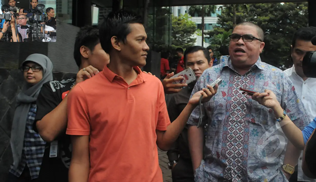 Razman Arif Nasution, berjalan pulang usai mendatangi Komisi Pemberantasan Korupsi (KPK), Jakarta, Jum'at (13/2/2015).  Kedatangan Razman untuk menyampaikan terkait adanya teror terhadap pegawai KPK. (Liputan6.com/Herman Zakharia)