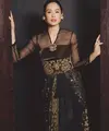 Maudy Ayunda tampil memukau dengan look perempuan Bali yang dibuat modern. Ia tampil dengan busana serba coklat dari Sapto Djojokartiko. [@maudyayunda]