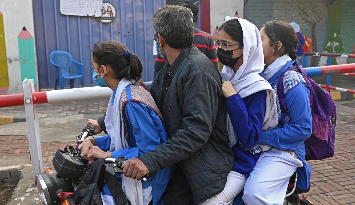 Pihak berwenang Pakistan mengumumkan bahwa sekolah-sekolah mulai dibuka kembali pada 20 November 2024. (Arif ALI/AFP)