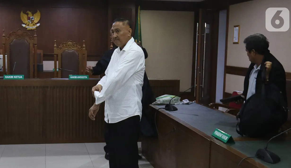 Mantan anggota DPR Markus Nari (kiri) usai menjalani sidang putusan terkait proyek e-KTP di Pengadilan Tipikor, Jakarta, Senin (11/11/2019). Markus Nari dianggap bersalah memperkaya diri sendiri dengan menerima USD 400 ribu dari proyek E-KTP. (Liputan6.com/Herman Zakharia)