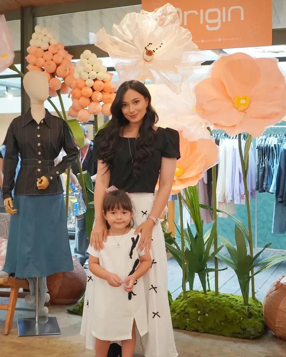 6 Potret Asmirandah Bareng Chloe di Berbagai Acara Launching Produk, Selalu Selaras