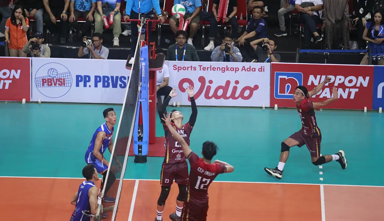 Pemain Tim Voli Putra BIN Pasundan, Fikri Mustofa Kamal (kanan) bersiap melepaskan spike memanfaatkan umpan Nizar Zulfikar saat menghadapi LavAni pada laga grand final Livoli Divisi Utama 2023 di di GOR Joyoboyo, Kediri, Minggu (10/12/2023) malam WIB. BIN Pasundan menang 3-2 (25-19, 21-25, 22-25, 25-19 dan 15-12). (PBVSI)
