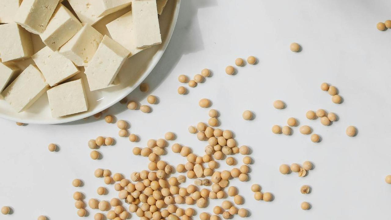 Siapa yang tak mengenal tahu? Setiap masyarakat Indonesia pasti mengenal makanan yang satu ini. Tahu memang dapat dengan mudah kita dapatkan di pasar dan juga tempat-tempat makan. Harganya pun terjangkau sehingga dapat dinikmati oleh semua kalangan.