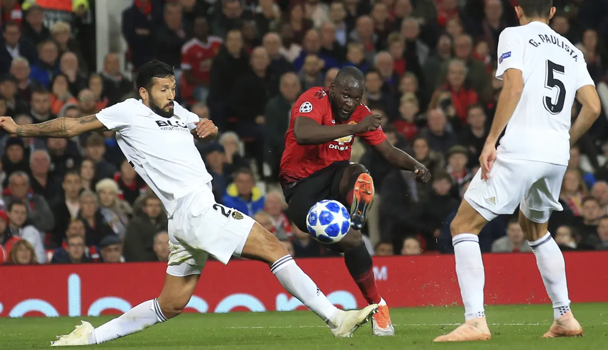 Striker Manchester United, Romelu Lukaku, melepaskan tendangan ke gawang Valencia pada laga Liga Champions di Stadion Old Trafford, Selasa (2/10/2018). Manchester United ditahan 0-0 oleh Valencia. (AP/Jon Super)