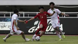 Gelandang Timnas Indonesia U-22, Feby Eka, berusaha melewati pemain Timnas Iran U-23 pada laga uji coba internasional di Stadion Pakansari, Bogor, Sabtu (16/11). Indonesia menang 2-1 atas Iran. (Bola.com/Yoppy Renato)