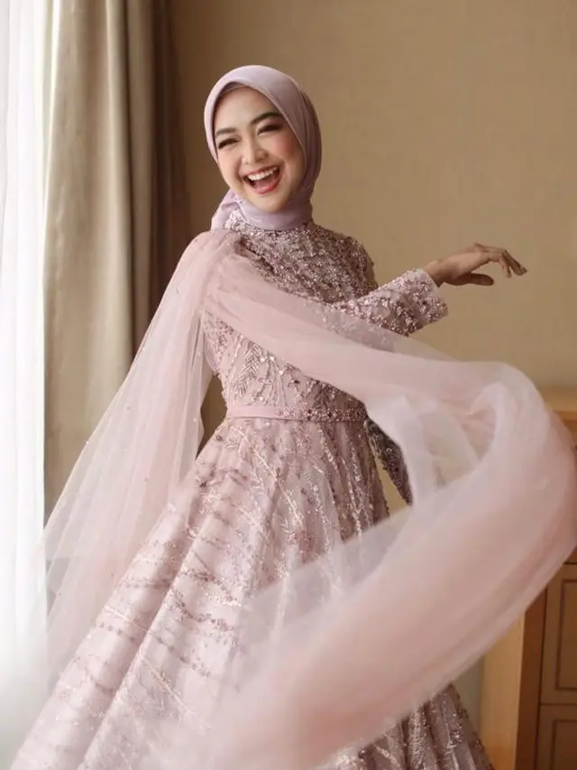 Pesona Anggun Ria Ricis Kenakan Gaun Ungu Muda di Momen Lamaran