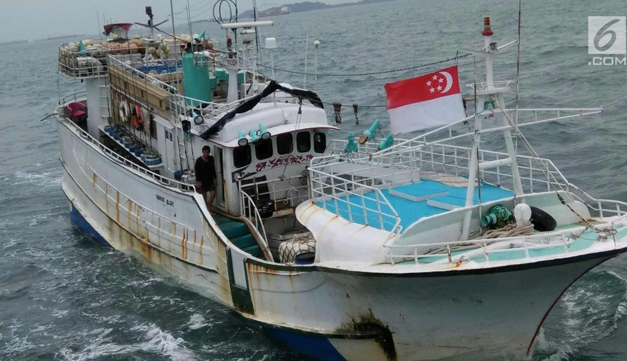 Kapal Sunrise Glory saat ditangkap KRI Sigurot 864 di selat Philips, Batam (7/2). Proses penangkapan berawal saat KRI Sigurot-864 sedang melaksanakan patroli di perairan Selat Phillip, perbatasan antara Singapura-Batam. (Liputan6.com/HO/Armabar TNI AL)