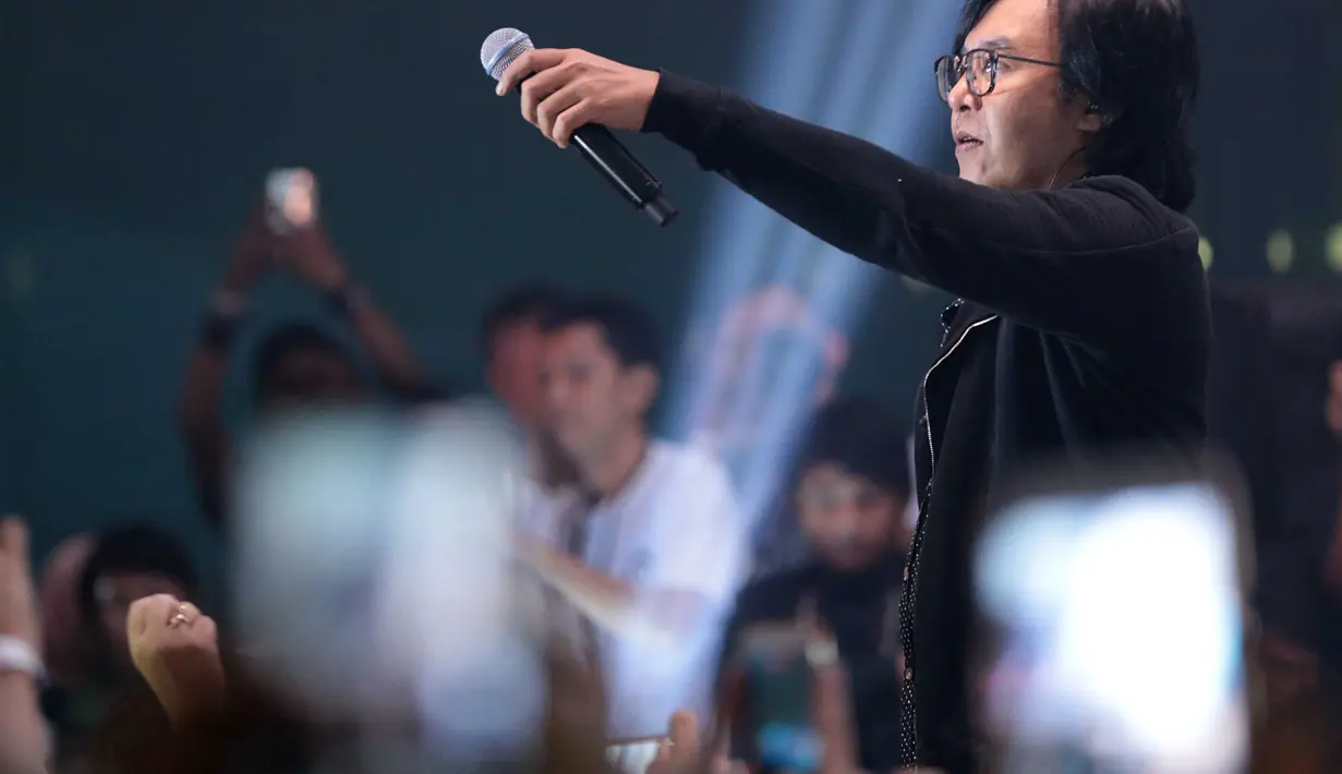 Saat itu Ari mengajukan permintn kepada penonton untuk mengucapkan kalimat spesial untuk mendiang sang ayah. Ia pun memvideokan itu dari atas panggung, karena diakuinya untuk diunggah di media sosialnya. (Deki Prayoga/Bintang.com)