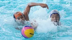 Pemain DKI Jakarta berebut bola dengan pemain Jawa Barat saat final polo air Kejuaraan Aquatik Indonesia Open 2017 di Stadion Akuatik GBK, Jakarta, Jumat (15/12). DKI Jakarta unggul 12-7 dan berhak atas medali emas. (Liputan6.com/Helmi Fithriansyah)
