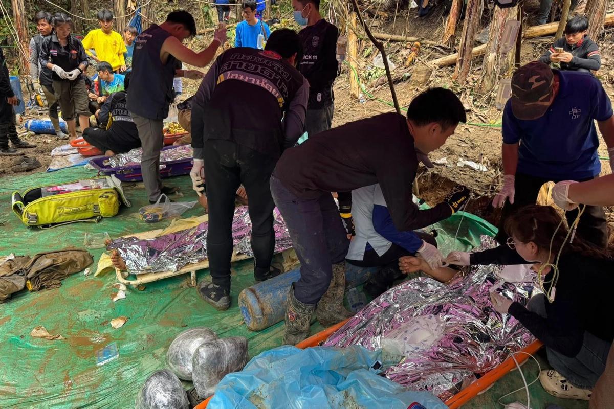 FOTO: Bertahan 10 Hari di Gua Terendam,  Empat Pria Laos Berhasil Dievakuasi