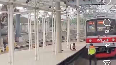 Kronologi Pria Melompat ke Rel Stasiun Tanah Abang, Ini Tindakan Masinis
