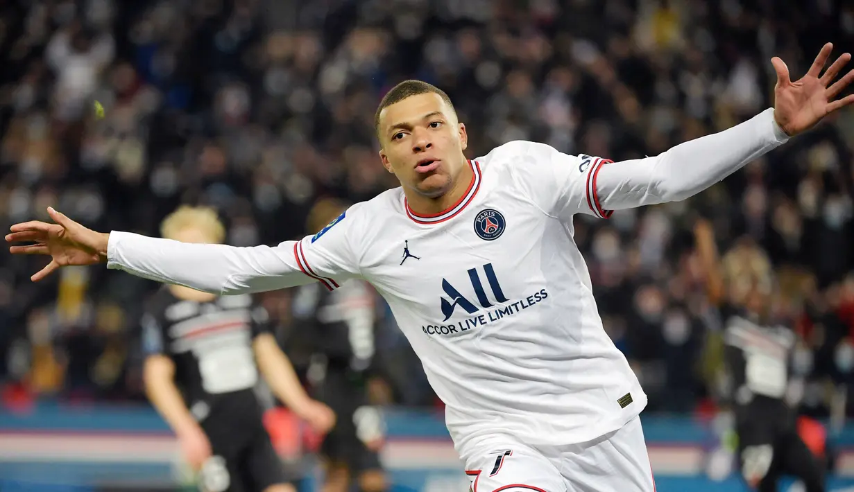 Kylian Mbappe - Bomber Paris Saint-Germain (PSG) ini menjadi bintang kemenangan kala melawan Lyon di Parc des Princes pada laga Liga Prancis musim 208-2019. Mbappe mencetak empat dari lima gol Les Parisiens. (AFP/Julien De Rosa)