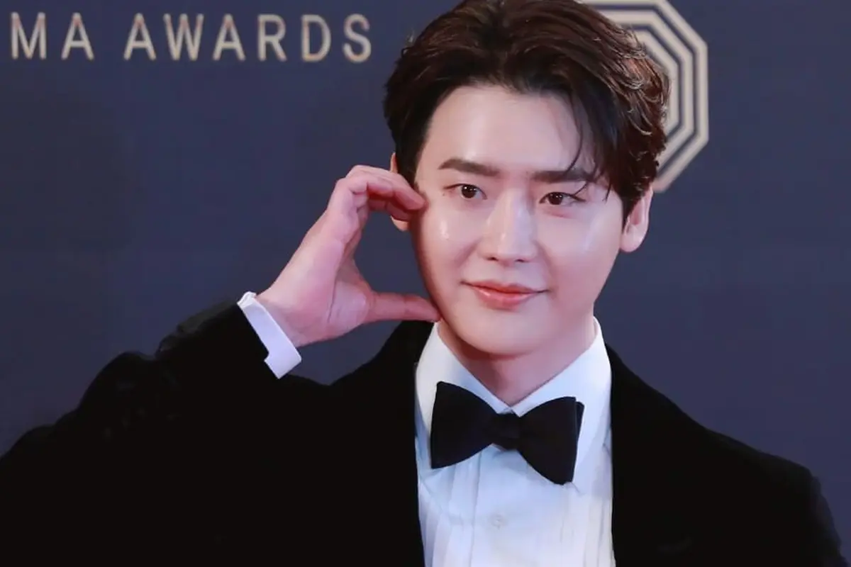 Lee Jong Suk dalam MBC Drama Awards 2022. (Instagram/ mbcdrama_now)