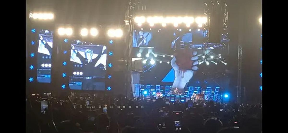 Green Day Konser di Jakarta, Billie Joe Armstrong Tarik Emak-Emak Naik Panggung dan Berkali-kali Minta Penonton Lakukan Ini