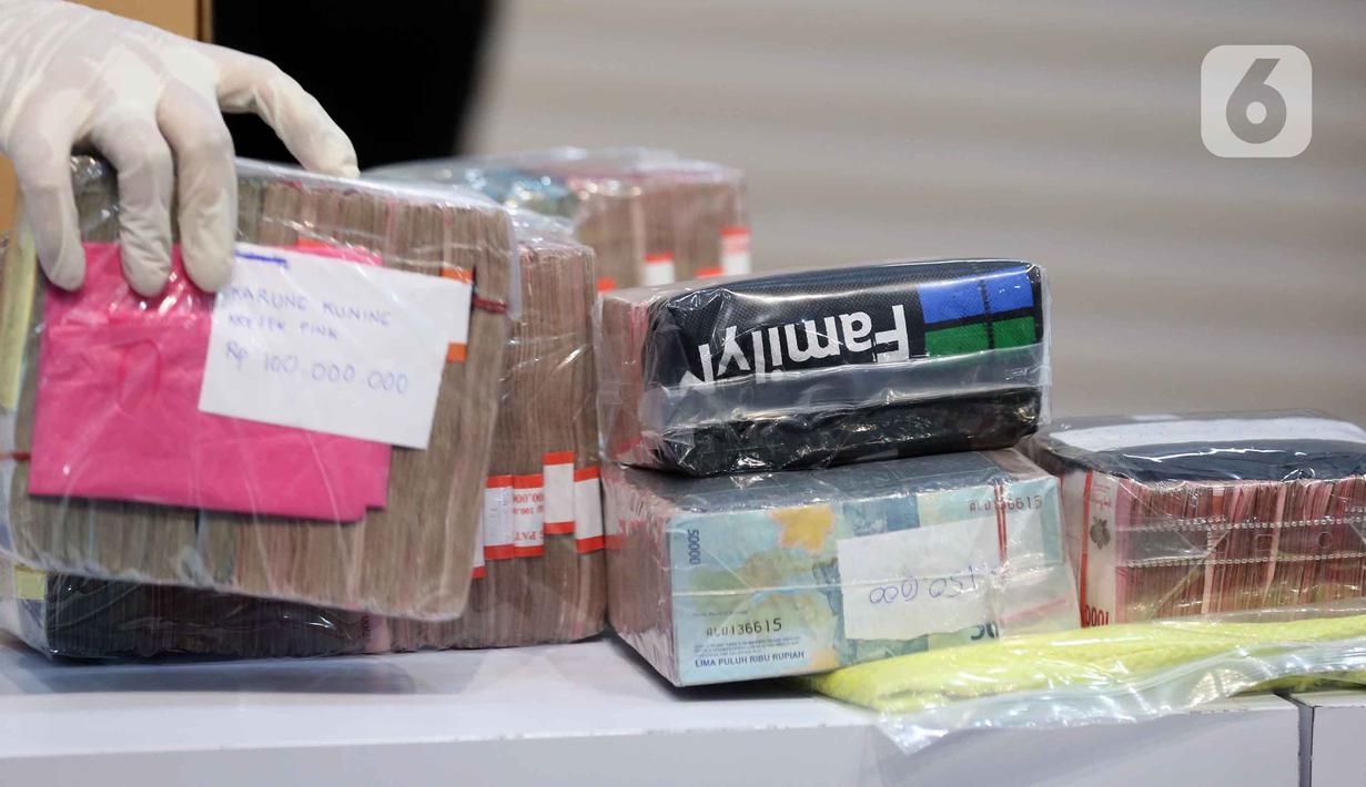 Petugas menyusun tumpukan uang barang bukti Operasi Tangkap Tangan (OTT) Bupati Pati Sudewo di Gedung Merah Putih Komisi Pemberantasan Korupsi (KPK), Jakarta, Selasa (20/1/2026). (Liputan6.com/Helmi Fithriansyah)