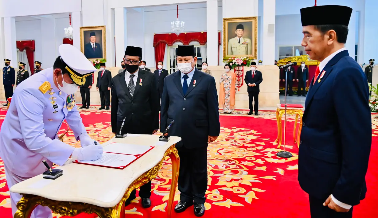 Presiden Joko Widodo atau Jokowi (kanan) melihat Panglima TNI Laksamana TNI Yudo Margono (kiri) menandatangani dokumen disaksikan Menteri Pertahanan Prabowo Subianto (tengah kanan) dan Menteri Koordinator Bidang Politik, Hukum, dan Keamanan Mahfud MD (tengah kiri) saat acara pelantikan di Istana Negara, Jakarta, Senin (19/12/2022). Presiden Jokowi melantik Laksamana TNI Yudo Margono sebagai Panglima TNI menggantikan Jenderal TNI Andika Perkasa. (Foto: Laily Rachev - Biro Pers Sekretariat Presiden)