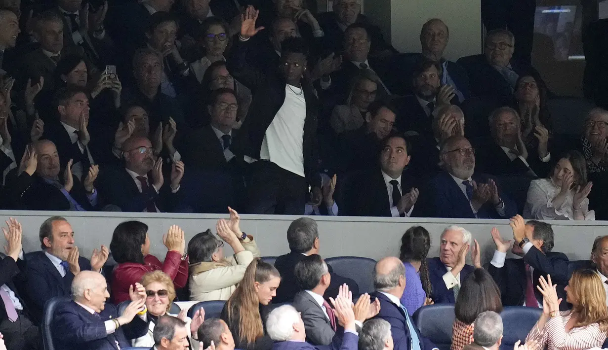 Pemain Real Madrid, Vinicius Jr melambaikan tangan kepada penonton saat laga lanjutan Liga Spanyol 2022/2023 antara Real Madrid melawan Rayo Vallecano pada Kamis (25/05/2023) dini hari WIB. Los Blancos memberikan aksi solidaritas sebelum laga tersebut setelah pemain Brasil itu menjadi korban rasisme pada Minggu (21/05/2023) lalu. (AP Photo/Manu Fernandez)
